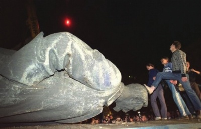KGB statue fall.jpg